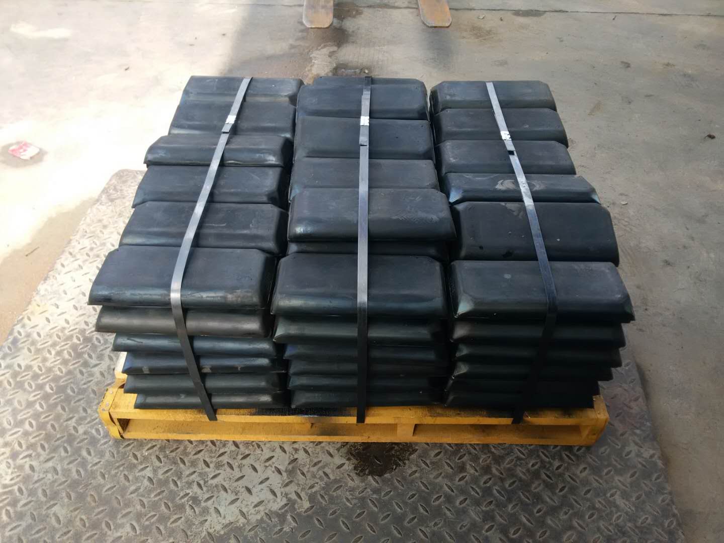新筑MT7500攤鋪機(jī)履帶板膠塊，320長(zhǎng)膠塊